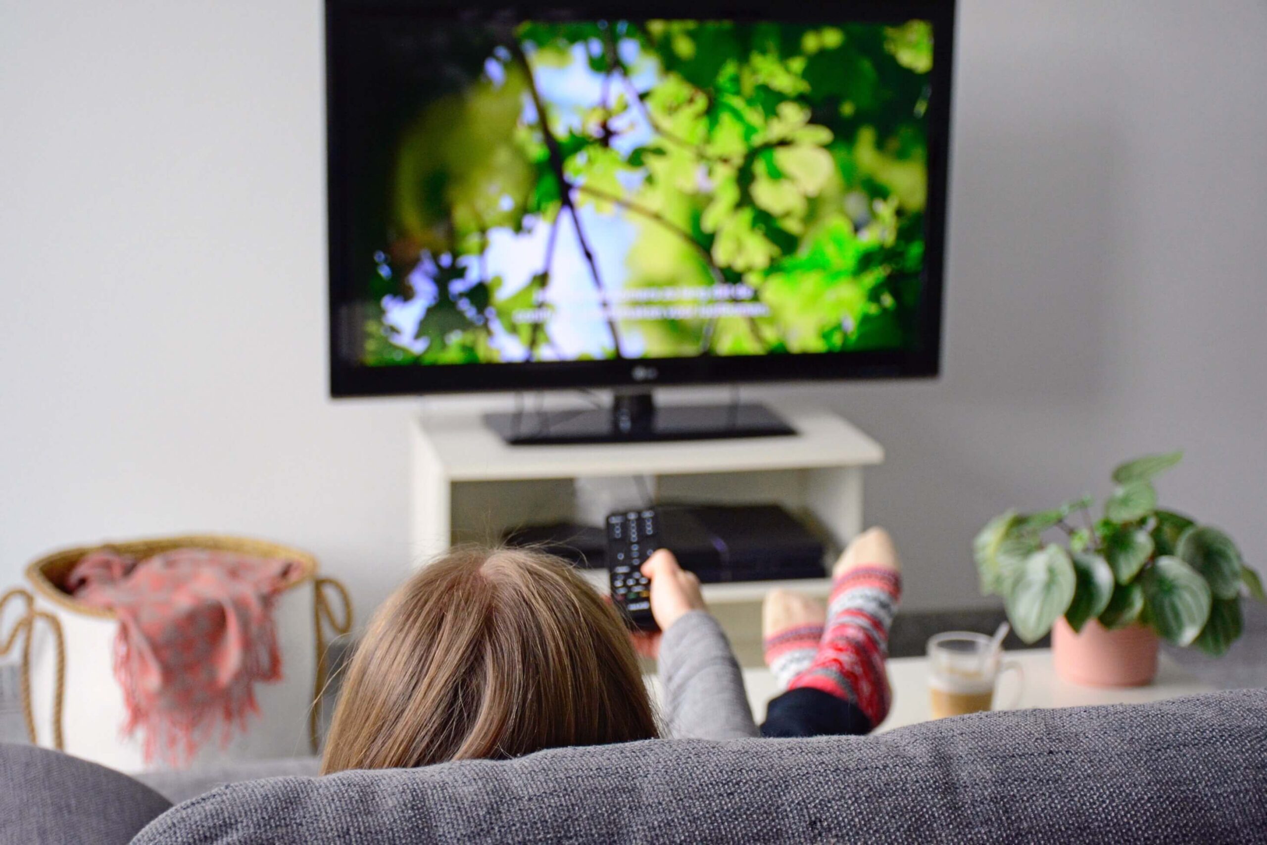 Mujer viendo documentales de redes sociales de netflix